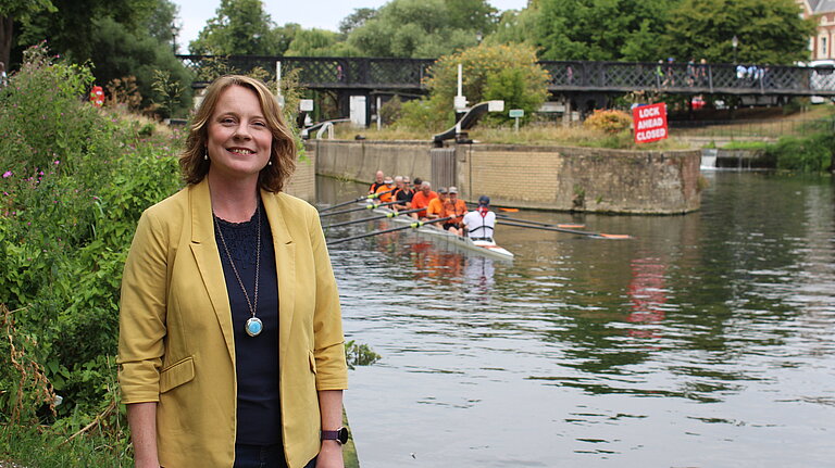Cheney in front of rowers on the cam